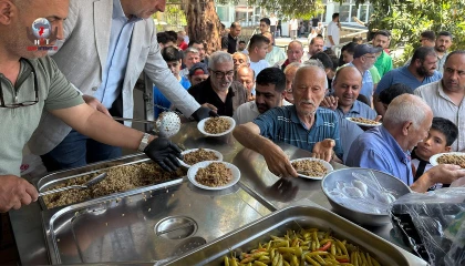 TOKİ CAMİİ'NDE CUMA SONRASI AŞ İKRAMI YAPILDI