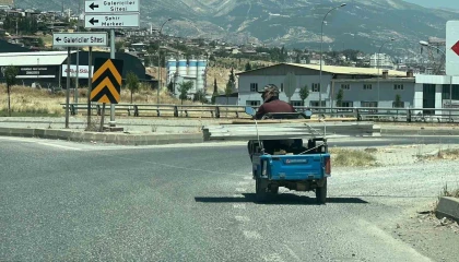 Trafikte beklerken motosiklet üzerinde oynamaya başladı