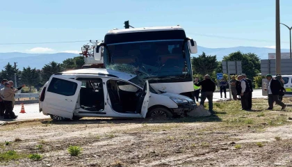 Tur otobüsü ile hafif ticari araç çarpıştı: Genç sürücü hayatını kaybetti