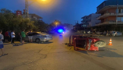 Üç tekerli elektrikli motosiklet otomobille çarpıştı: 4 yaralı