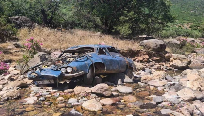 Uçurumdan yuvarlanarak hurdaya dönen otomobilin sürücüsü yaralandı