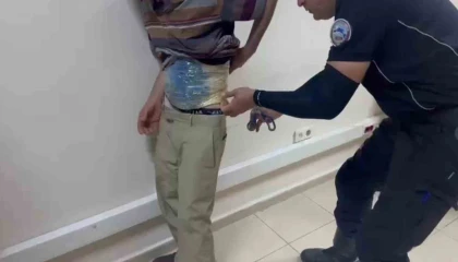 Uyuşturucuyu bantla beline ve bacaklarına saran zehir taciri hayrete düşürdü