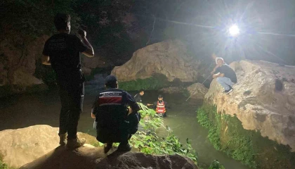 Vadide girdiği suda akıntıya kapılan çocuk hayatın kaybetti