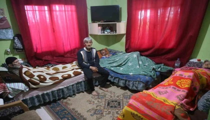 Yatalak anne ve babasıyla birlikte zihinsel engelli kardeşine umut olan hayırlı evlat takdir topluyor
