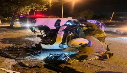 Ağaca çarparak yan yatan otomobildeki 2 kişi yaralandı