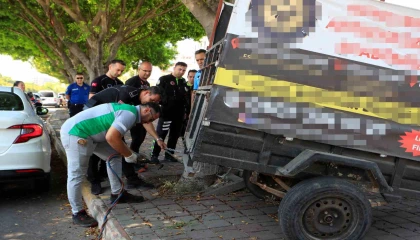 Ağaca zincirlenen römork reklam panosu oldu, ekipler kaynak makinesiyle müdahalede bulundu
