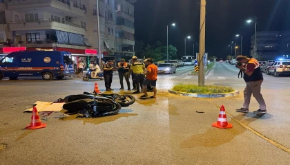 Alanyada hafif ticari araçla çarpışan motosikletli genç yaralandı
