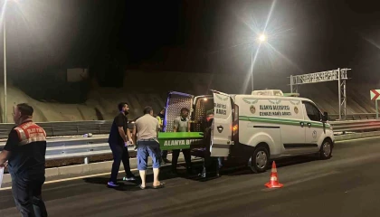 Alanyada motosiklet bariyerlere çarptı, sürücü hayatını kaybetti
