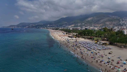 Alanyada tatilciler deniz ve güneşin tadını çıkardı