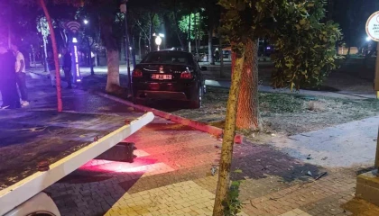 Alkollü aday sürücü kaldırıma çıktı, ehliyetine el konuldu