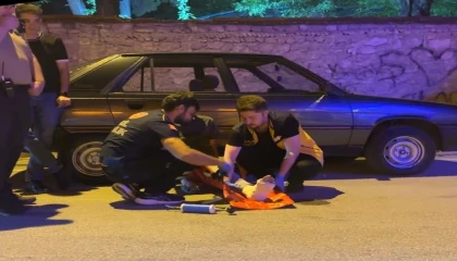 Alkollü sürücü ayağı alçılı halde motosiklet kullandı, park halindeki otomobillere çarptı
