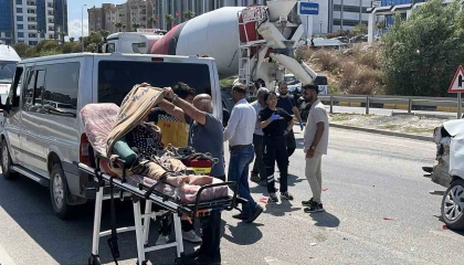 Ambulansın karıştığı kazada sağlık personeli hastayı battaniyeyle güneşten korudu