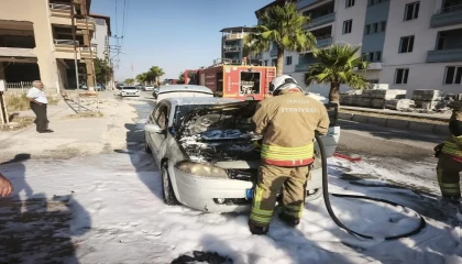 Antakyada aracın motorundan alevler yükseldi