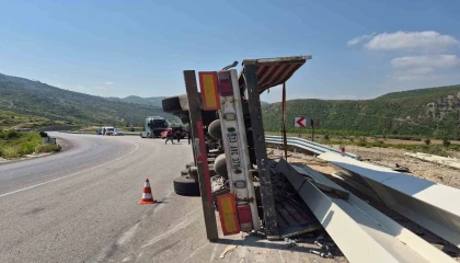 Antalya-Konya yolunda devrilen tırın sürücüsü yaralandı