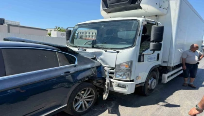 Antalyada 3 araçlı zincirleme kaza: 2 yaralı