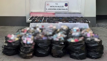 Antalyada 5 milyon liraya yakın kaçak gözlük ve parfüm operasyonu