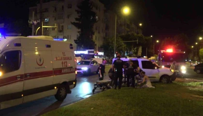 Antalyada iki hafif ticari araç kavşakta çarpıştı: 3 yaralı