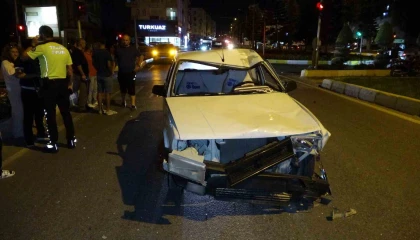 Antalyada motosiklet ile Tofaş otomobil çarpıştı: 2 yaralı