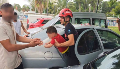 Antalyada otomobilde kilitli kalan çocuğu itfaiye kurtardı