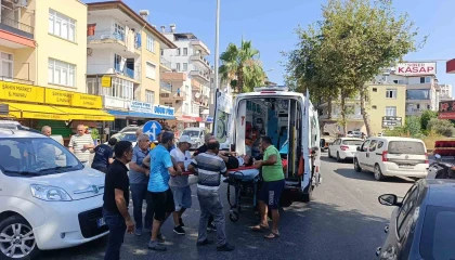 Antalyada U dönüşü yapan araçla çarpışan motosikletteki 2 kişi yaralandı