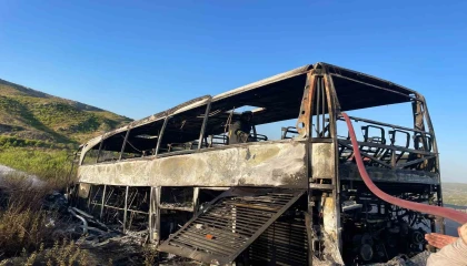 Antalyada yanan yolcu otobüsü hurdaya döndü