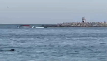 Arızalanan tekne, çekilirken kısmen battı
