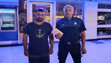 ATMde bulduğu parayı zabıtaya teslim etti
