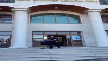 Ayrılmak istediği için evlatlarının önünde eli bıçaklı kocası tarafından öldüresiye dövüldü