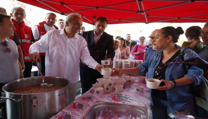 Başkan Kocagöz aşure bereketini vatandaşlarla paylaştı