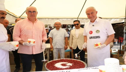 Başkan Özçelik kazanın başına geçip vatandaşlara aşure ikram etti