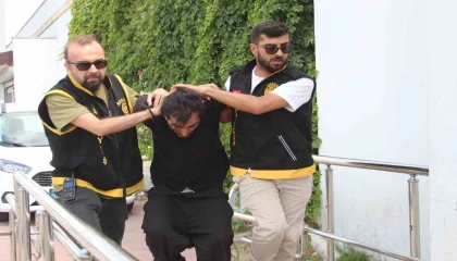 Birlikte yaşadığı kadını çekiçle darbedip boğazından bıçaklamıştı: Sürekli dışarı çıkıp başkalarıyla görüşüyordu