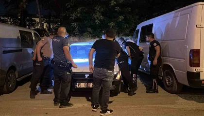 Burdurda aracın içinde hareketsiz bulunan genç hastanede hayatını kaybetti