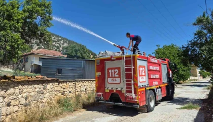 Burdurda ev bahçesinde çıkan yangın çevreye sıçramadan söndürüldü