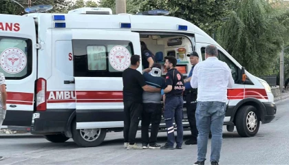 Burdurda hafif ticari araç ile motosiklet çarpıştı: 1i ağır 2 yaralı