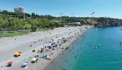 Büyükşehirden Konyaaltı Sahilinde 7/24 temizlik mesaisi