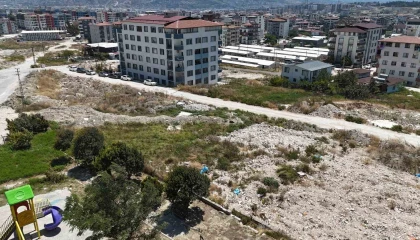 Defne Belediyesinin kaçak dökümlere Dur diyememesi, sokakta moloz dağları oluşmasına neden oldu