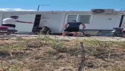 Dehşete düşüren görüntü: Karısını evlatlarının gözü önünde bıçakla yere yatırıp hunharca dövdü