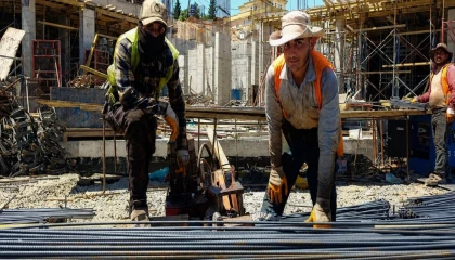 Deprem kentini kavurucu sıcaklara rağmen yeniden inşa ediyorlar