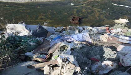 Dereye kamyon dolusu atık malzeme döktüler: Doğa katliamı kameraya yansıdı