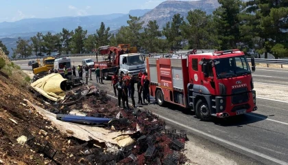 Devrilen kamyon hurdaya döndü, sıkışan sürücü kurtarıldı