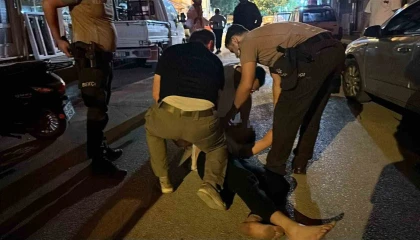 Devriyede kavgaya denk gelen polis, taşkınlık çıkartan 2 genci gözaltına aldı