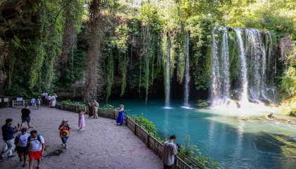 Düden Şelalesi sıcak Antalya günlerinde ziyaretçilerine serin mola mekanı oldu