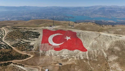Dünyanın en büyük Türk bayrağı yeniden eski görkemine kavuştu