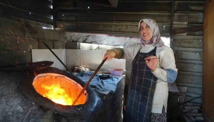 Ekmek parasını kavurucu sıcakta tandır ateşinin içinden çıkaran kadınlar sıcağa dayanabilmek için litrelerce su tüketiyorlar
