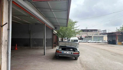 El freni çekilmeyen traktör metrelerce ilerledi, yoldan geçen sürücü durdurdu