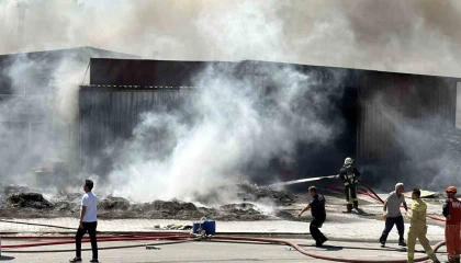 Gazipaşada inşaat malzemeleri deposundaki yangın kontrol altına alındı