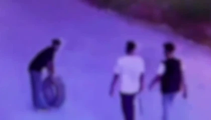 Gece yarısı aracın lastiği patlayınca başka aracın yedek lastiğini çaldılar: O anlar kamerada