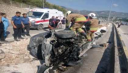 Hatayda otomobil refüje çarptı: 1i ağır 3 yaralı