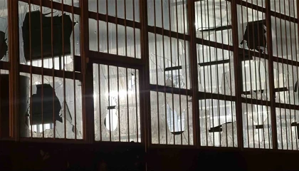 Husumetlisinin iş yerinin camlarını kırdı, emniyete gidip teslim oldu