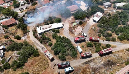 İnşaat malzemelerinin bulunduğu baraka alevlere teslim oldu